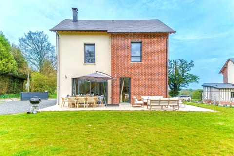 Property building, Patio, Spring, Garden, Dining area, Garden view
