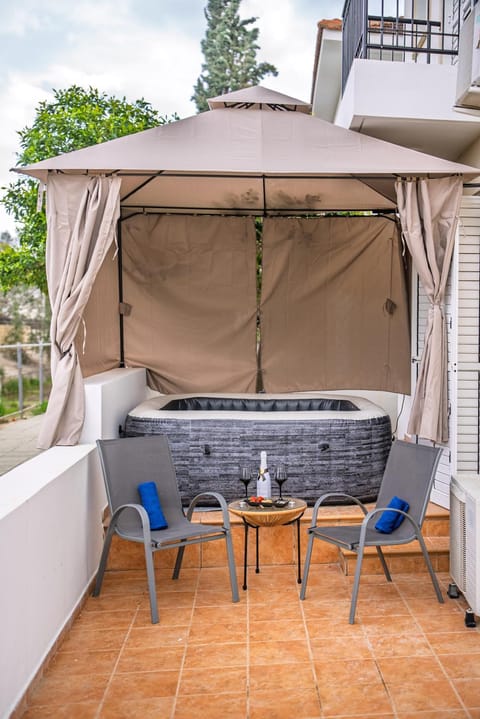 Hot Tub, Seating area