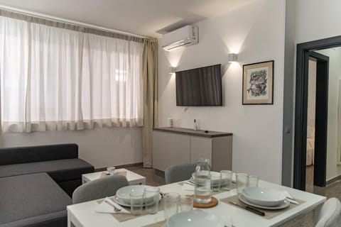 TV and multimedia, Living room, Seating area, Dining area, air conditioner