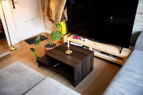 TV and multimedia, Living room, Seating area, Evening entertainment