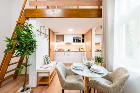 Kitchen or kitchenette, Seating area