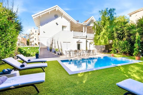 Property building, Garden, Garden view, Pool view, Swimming pool, sunbed