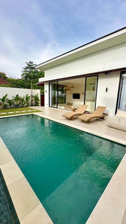 Property building, Garden, Balcony/Terrace, Pool view, Swimming pool