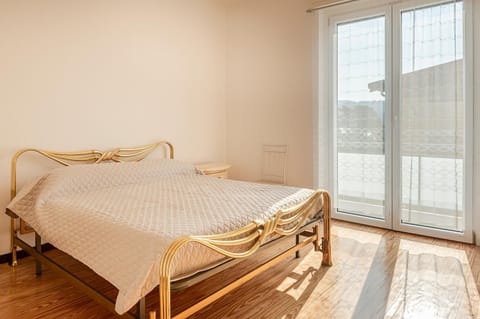 Bed, Balcony/Terrace, Photo of the whole room, Bedroom, Lake view, heating, air conditioner