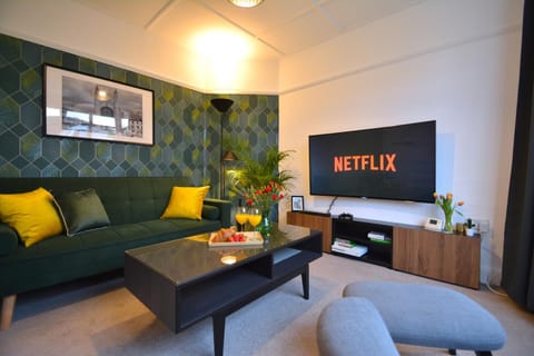 TV and multimedia, Living room, Seating area, Evening entertainment