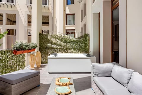 Patio, Hot Tub, Balcony/Terrace, Swimming pool