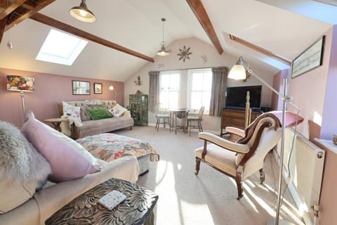 View (from property/room), Living room, Seating area, Sea view, Sunrise