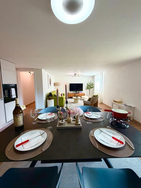 Communal lounge/ TV room, TV and multimedia, Seating area, Dining area