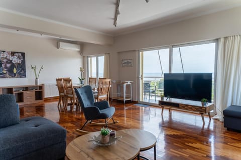 Communal lounge/ TV room, TV and multimedia, Living room, Seating area, Dining area
