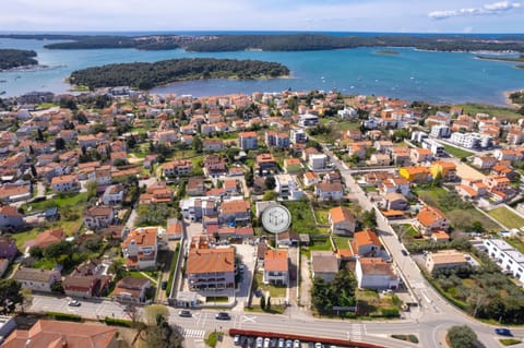 Neighbourhood, Location