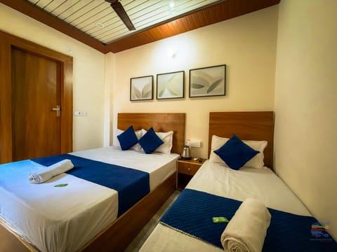Bedroom, towels