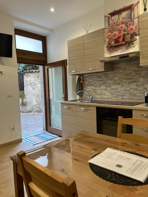 TV and multimedia, Kitchen or kitchenette, Dining area, oven, stove
