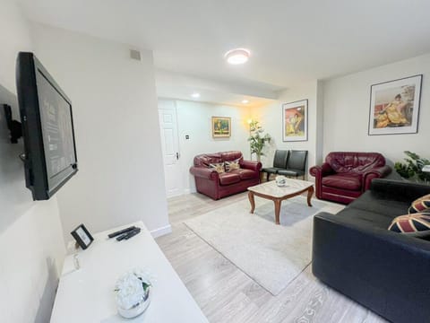 TV and multimedia, Living room, Seating area, Evening entertainment