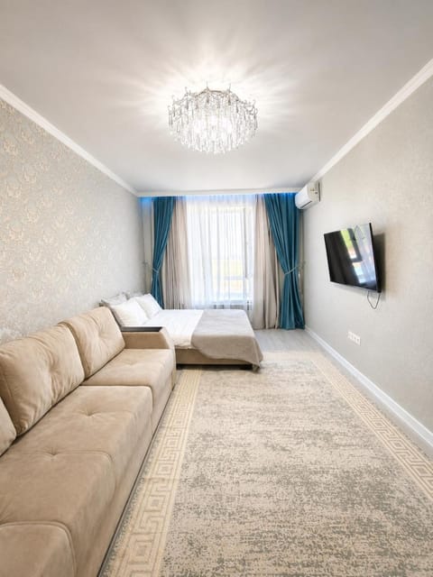 Bed, TV and multimedia, Photo of the whole room, Seating area, Bedroom