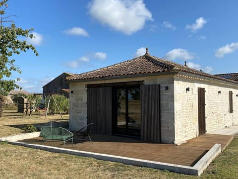 Property building, Spring, Day, Garden, Garden view