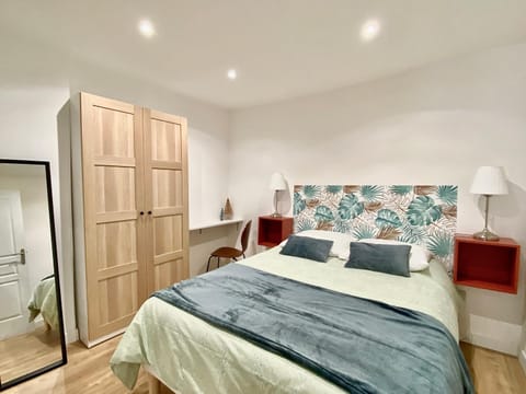 Photo of the whole room, Bedroom