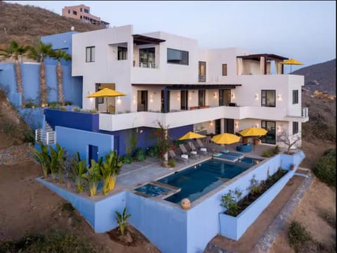 Property building, Natural landscape, Mountain view, Pool view, Swimming pool, sunbed