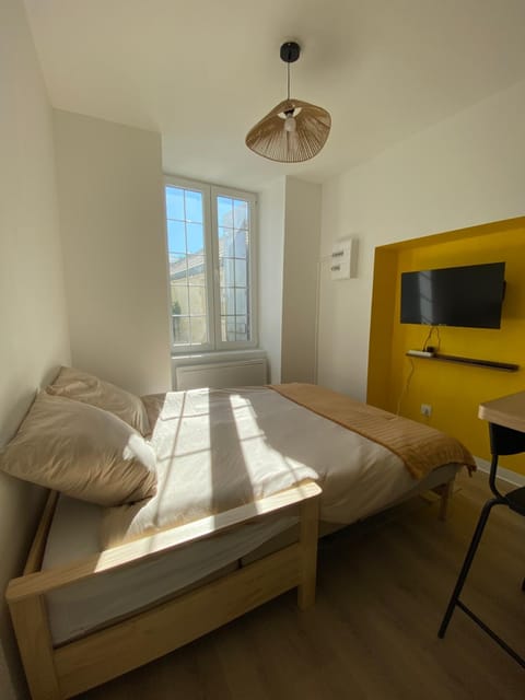 Bed, TV and multimedia, Bedroom