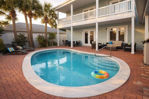 Property building, Day, Garden, Balcony/Terrace, Seating area, Swimming pool