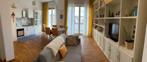 TV and multimedia, Kitchen or kitchenette, Living room, Dining area, oven, stove
