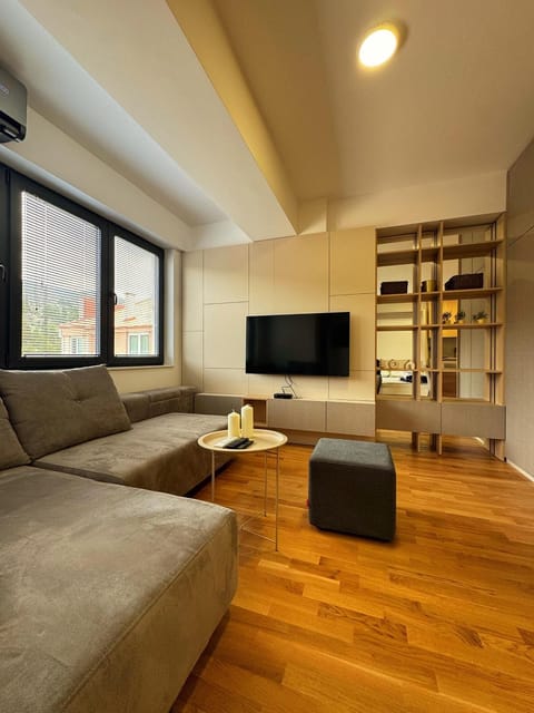 TV and multimedia, Living room, Seating area, Evening entertainment