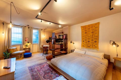 Bed, Living room, Photo of the whole room, Seating area