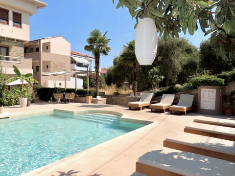 Property building, Day, Swimming pool, sunbed