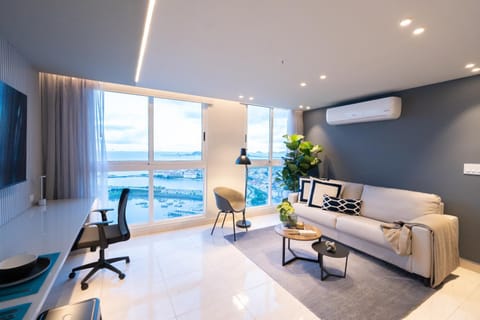 TV and multimedia, Living room, Seating area, Evening entertainment, air conditioner