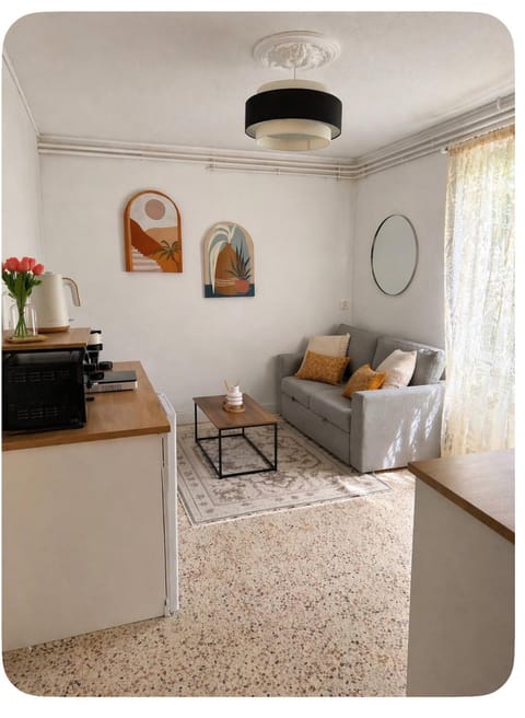Kitchen or kitchenette, Living room, Seating area, Dining area
