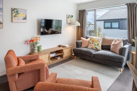 TV and multimedia, Living room, Seating area, Evening entertainment