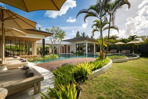 Property building, Garden, Garden view, Pool view, Swimming pool, sunbed