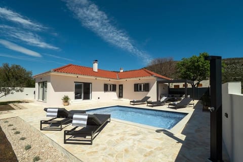 Property building, Patio, Day, Pool view, Swimming pool, sunbed