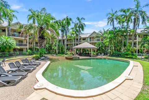 Swimming pool, sunbed