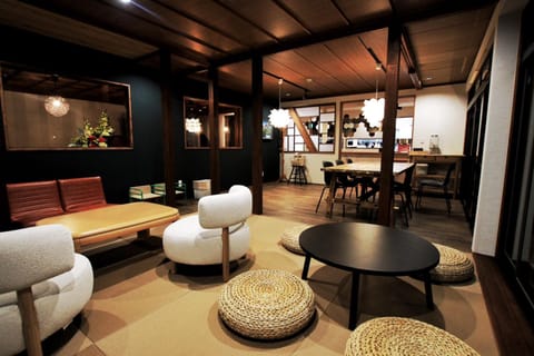 Restaurant/places to eat, Lounge or bar, Seating area