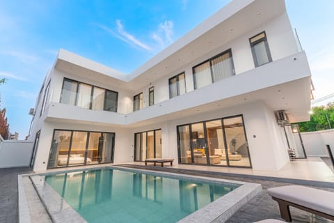 Property building, Day, Pool view, Swimming pool, sunbed