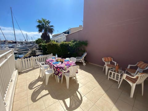 Property building, Balcony/Terrace, Living room