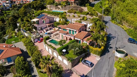 Property building, Day, Neighbourhood, Natural landscape, Bird's eye view, City view, Street view, Location, Parking