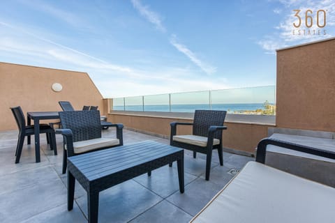Day, Natural landscape, View (from property/room), Balcony/Terrace, Living room, Seating area, Sea view