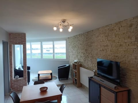 Communal lounge/ TV room, TV and multimedia, Living room, Seating area, Dining area