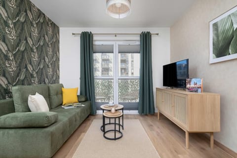 TV and multimedia, Living room, Seating area, Evening entertainment