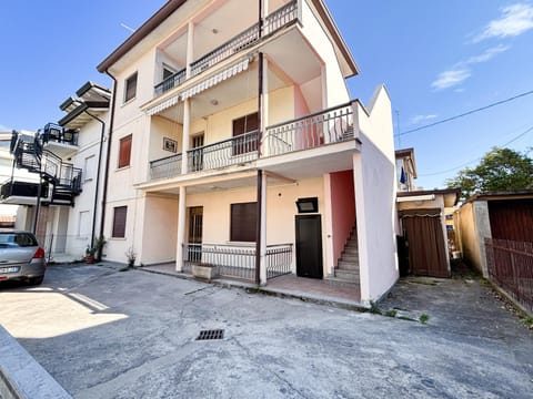 Property building, Day, Neighbourhood, Street view, Location, Parking
