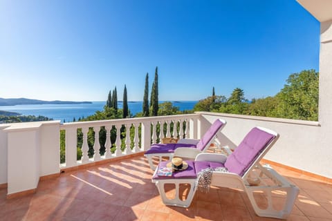 Day, Natural landscape, View (from property/room), Balcony/Terrace, Seating area, River view, Sea view, sunbed