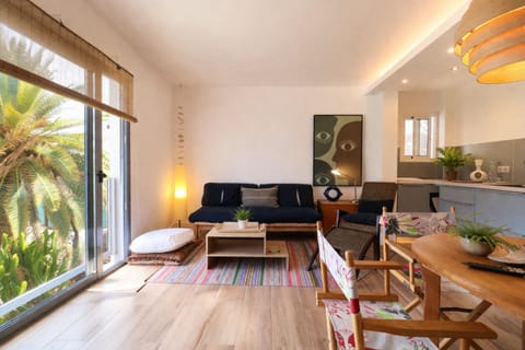 Kitchen or kitchenette, Seating area, Dining area