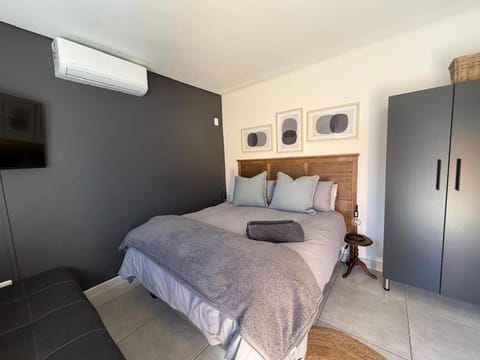 Bed, TV and multimedia, Bedroom, wardrobe, air conditioner