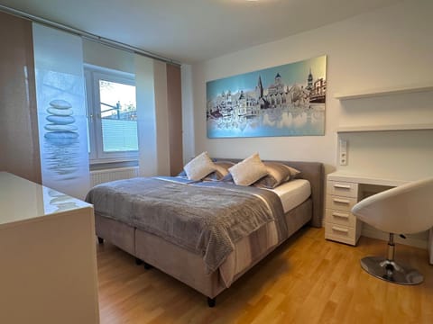 Bed, Photo of the whole room, Seating area, Bedroom