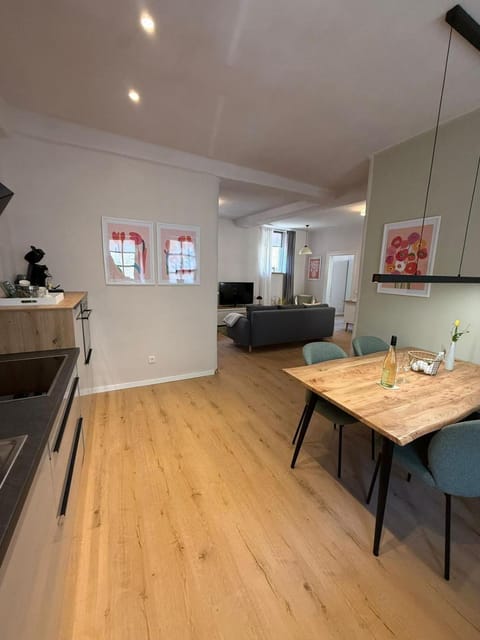 Kitchen or kitchenette, Seating area