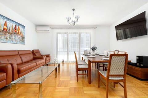 TV and multimedia, Living room, Seating area, Evening entertainment, air conditioner