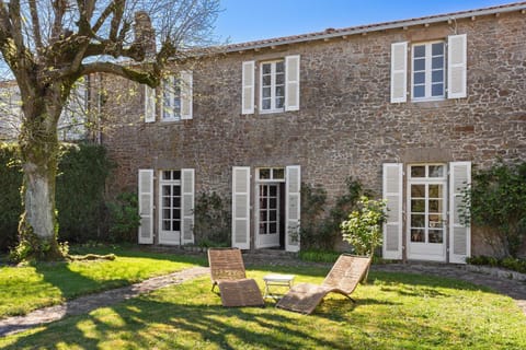Property building, Spring, Day, Garden, Garden view