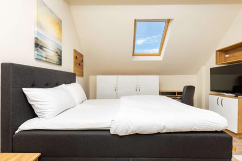 Bed, TV and multimedia, Bedroom