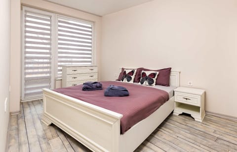Bed, Bedroom, towels